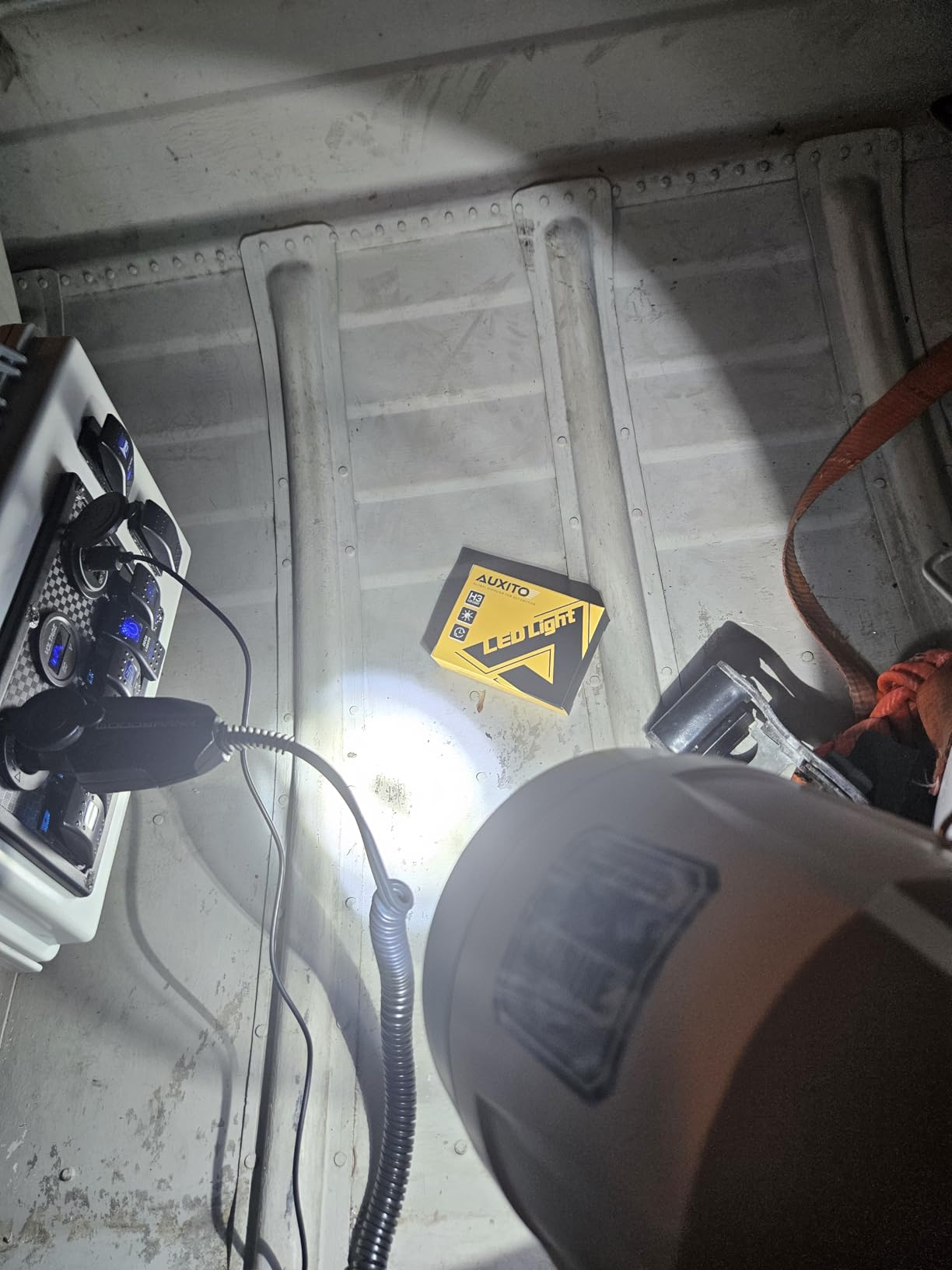 GOODSMANN Marine Spotlight Corded Handheld Corded Spot Lights for Boats 12 Volt DC Glare-Free Halogen Spotlight 9924-H202-01 Customer Review GOODSMANN Marine Spotlight Corded Handheld Corded Spot Lights for Boats 12 Volt DC Glare-Free Halogen Spotlight 9924-H202-01 - Customer Photo 1