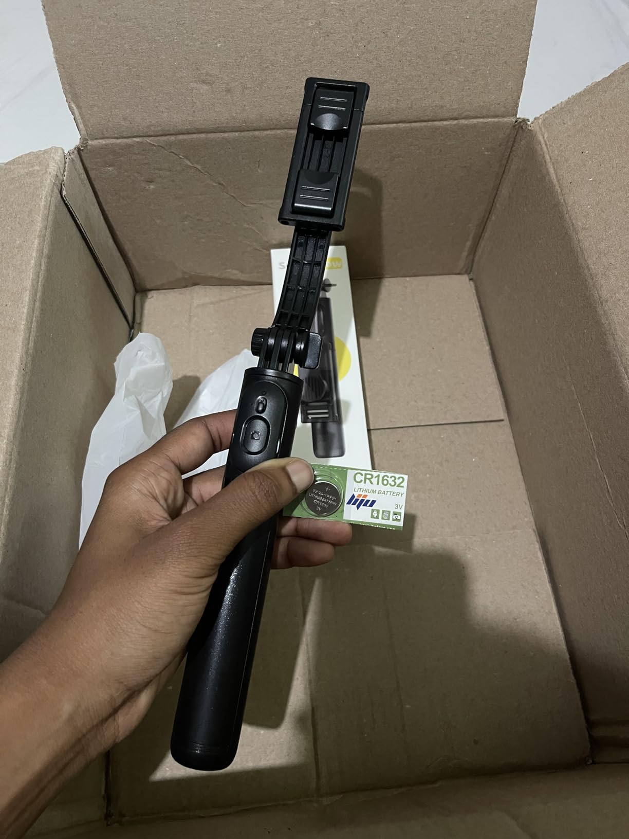 SelfieShow Selfie Stick, Extendable Selfie Stick Tripod with Wireless Remote and Tripod Stand, Portable, Lightweight, Compatible with iPhone 15 14 13 12 Pro Xs Max X 8Plus, Samsung Smartphone and More - Customer Photo 2