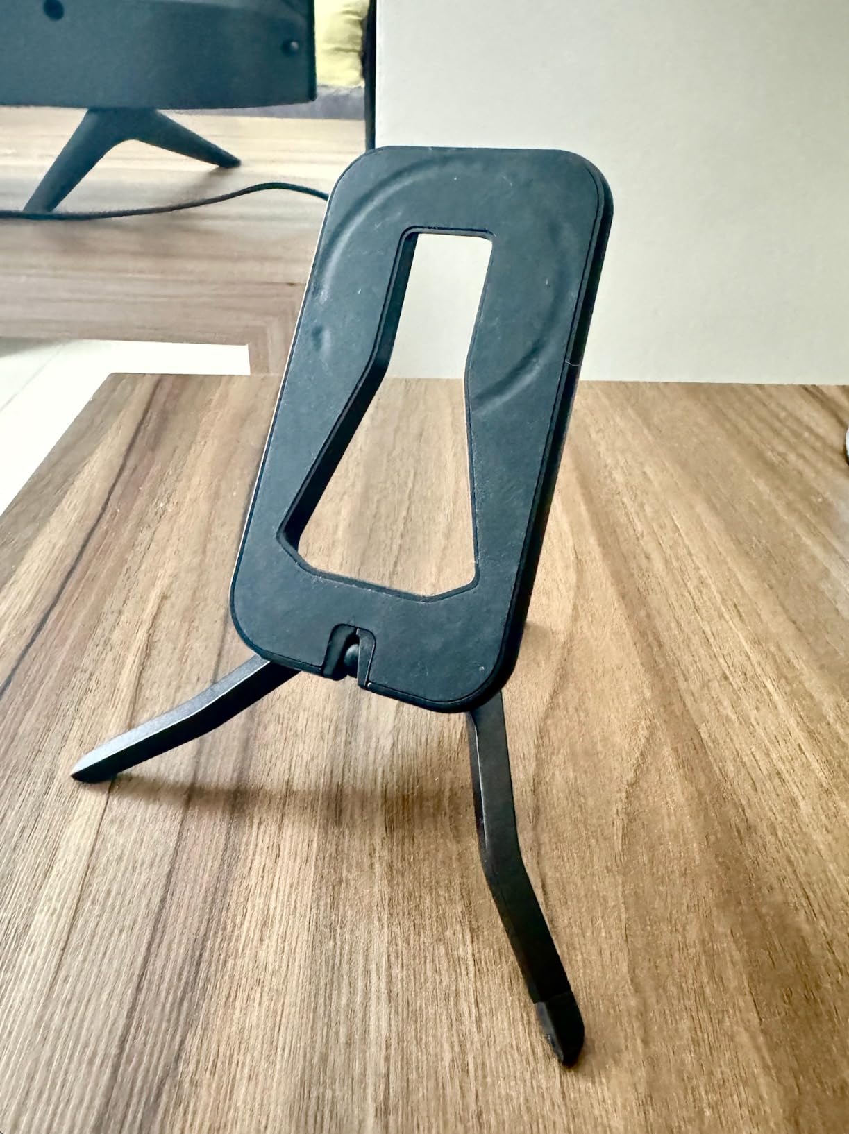 Peak Design Mobile Tripod, Black, Compact Design, Portable and Pocket Friendly, MagSafe Compatible, SlimLink Mounting, Use It as a 3-Legged Stand, Kickstand or Grip, Phone Tripod Stand Customer Review Peak Design Mobile Tripod, Black, Compact Design, Portable and Pocket Friendly, MagSafe Compatible, SlimLink Mounting, Use It as a 3-Legged Stand, Kickstand or Grip, Phone Tripod Stand - Customer Photo 1