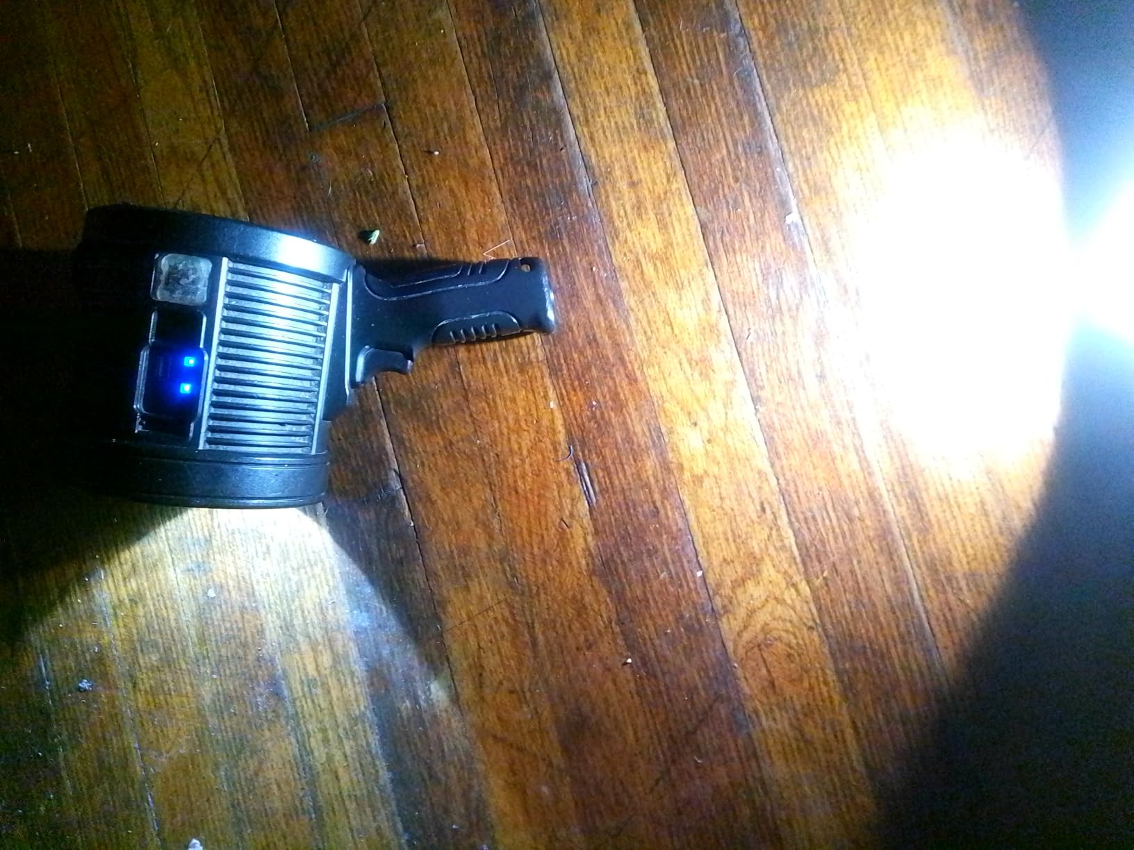 MIXILIN Rechargeable Spotlight, 90,000 Lumens Handheld Hunting Flashlight Led Spot Light with Cob Light and Solar Panels, Lightweight and Super Bright Spotlight for Hunting Boating Camping - Customer Photo 2