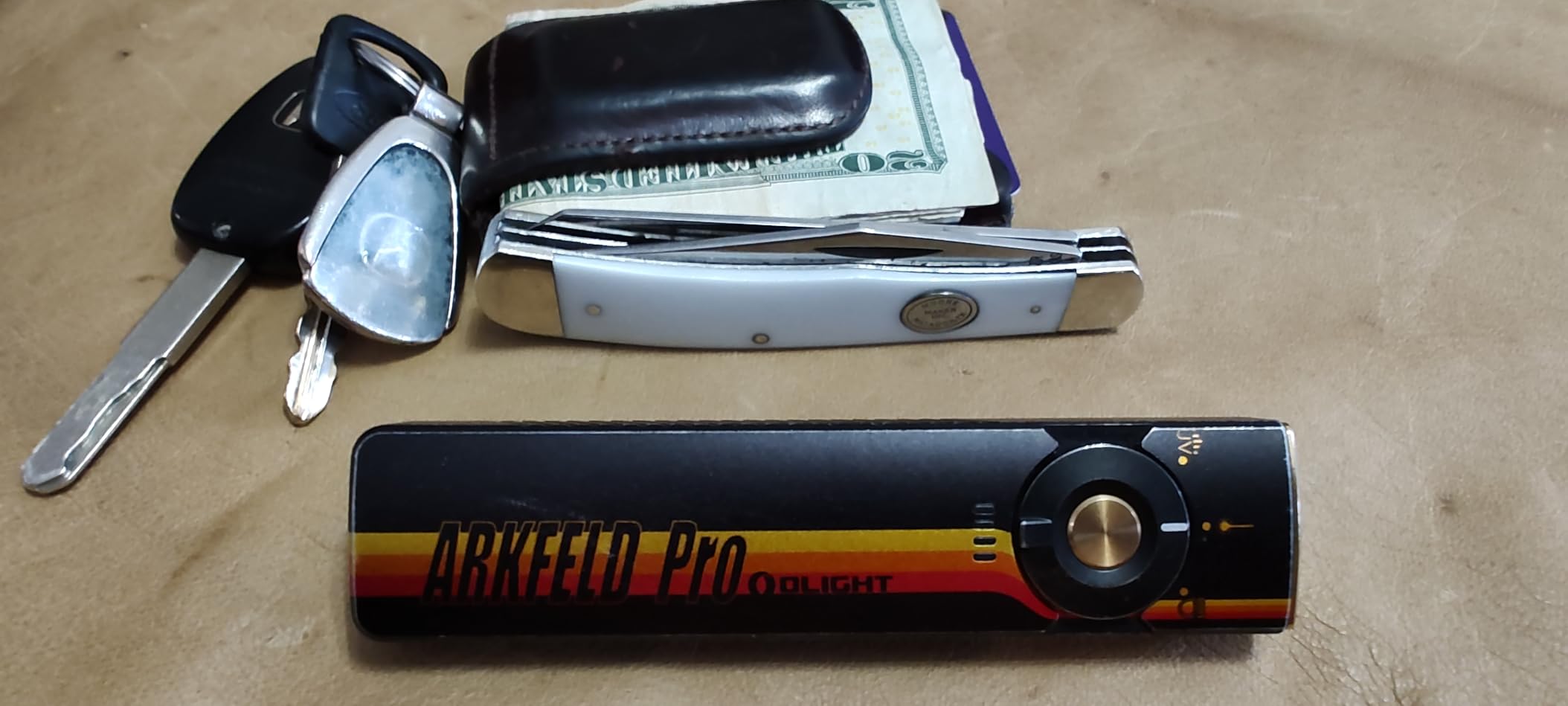 OLIGHT Arkfeld Pro Rechargeable EDC Flat Flashlight with Green Beam, UV and White LED Combo, 1300 Lumens Portable Pocket Lights, Triple Sources for Outdoors Emergency Working (OD-Green CW) Customer Review OLIGHT Arkfeld Pro Rechargeable EDC Flat Flashlight with Green Beam, UV and White LED Combo, 1300 Lumens Portable Pocket Lights, Triple Sources for Outdoors Emergency Working (OD-Green CW) - Customer Photo 3