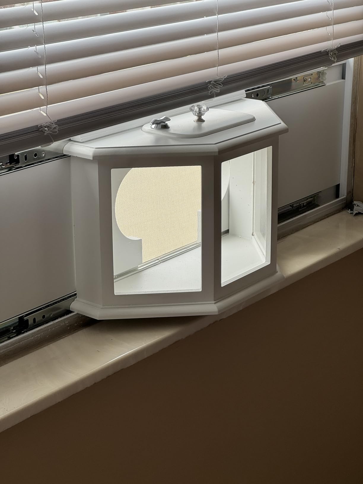 MIXXIDEA Wooden Window Bird Feeder with Lock, Bird Feeder with 180° Clear View, in Window Bird Feeder with Easy-Refill Top, Easy to Assemble,Ideal Gift for Bird Lovers (White) - Customer Photo 1