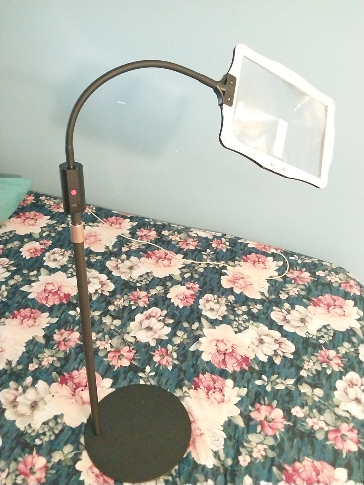 10X Magnifying Glass, with Light and Stand, 3 Light Modes Rechargeable Floor Magnifying,Suitable for Reading, Sewing, Crafts, DIY, Embroidery, Close Work. Magnifiers for Seniors - Customer Photo 2