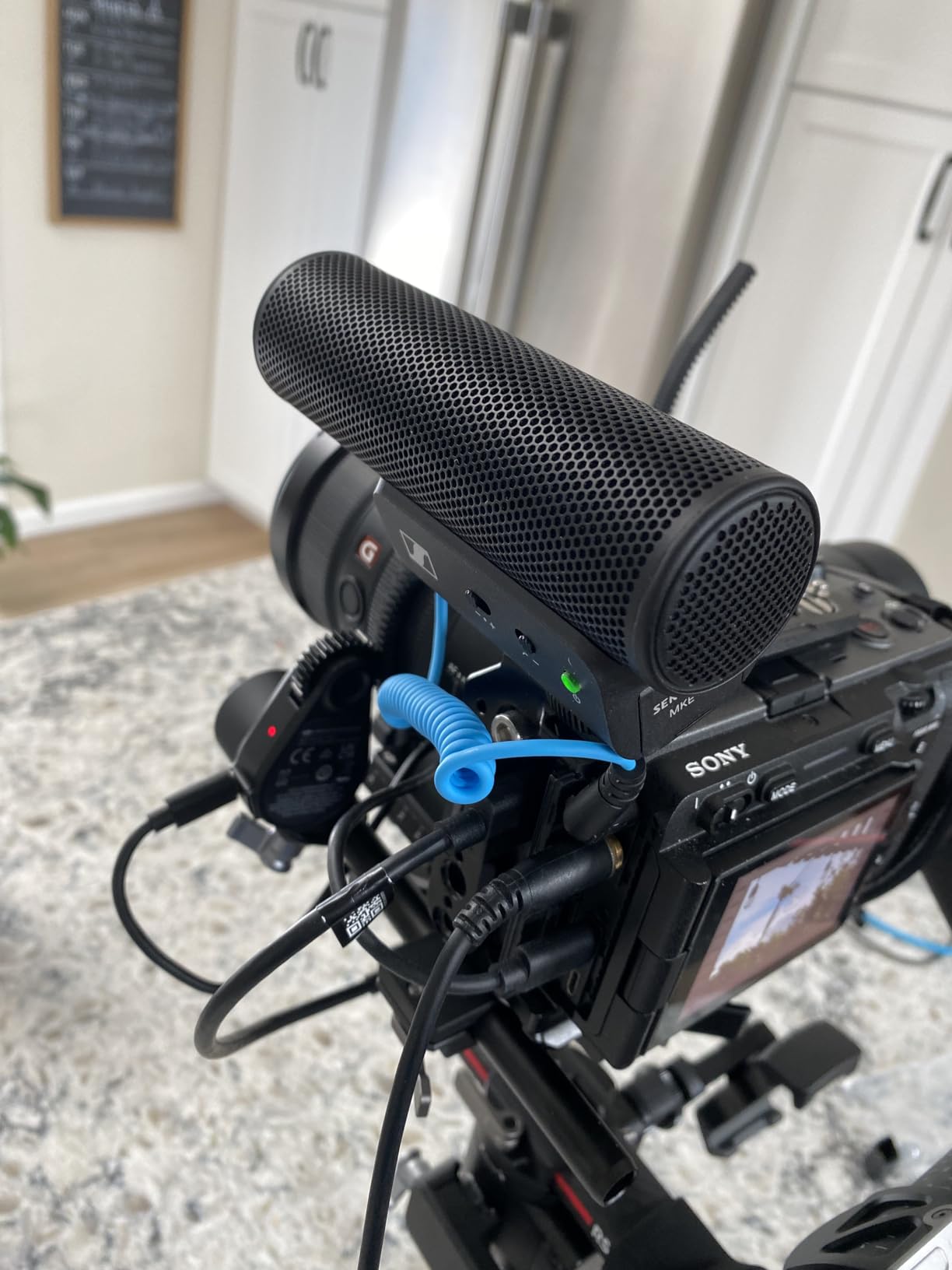 Sennheiser Professional MKE 400 Directional On-Camera Shotgun Microphone with 3.5mm TRS and TRRS Connectors for DSLR, Mirrorless & Mobile customer photo 2