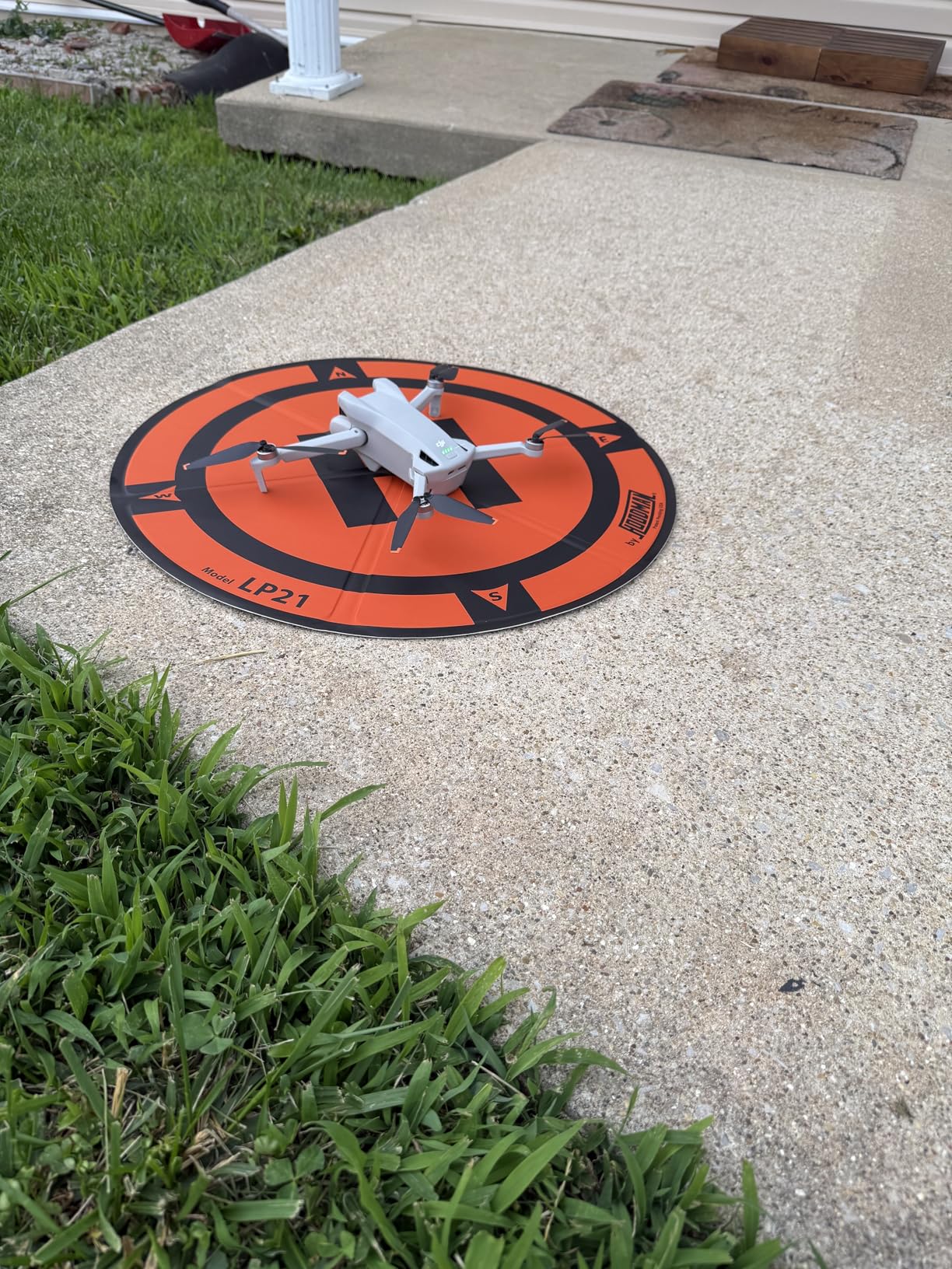Hoodman Weighted Trifold UAV Drone Landing Pad LP21 fits Mini 4 Pro, mini 3 pro, mavic and spark. Durable, No Stakes Required, collapses to one sixth of deployed size customer photo 1