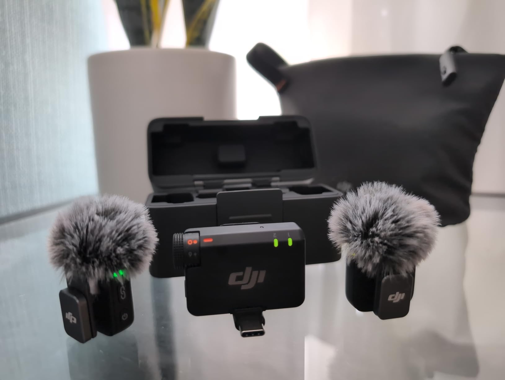 DJI Mic Mini (2 TX + 1 RX + Charging Case), Wireless Lavalier Microphone for iPhone/Camera/Android, Ultralight, Detail-Rich Audio, 48h Use, Noise Cancelling, Automatic Limiting, Vlog, Streaming customer photo 2