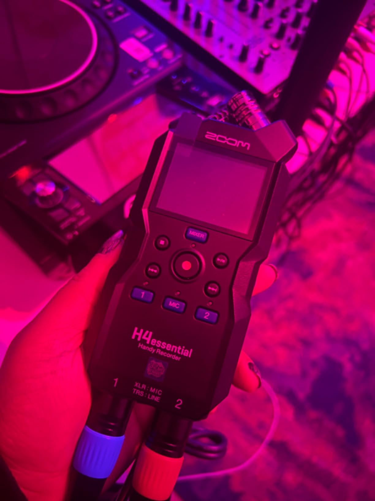 Zoom H4 Essential Handheld Recorder for Musicians, Podcasters & Filmmakers | Clip-Free Audio with 32-Bit Float, 4 Tracks, Stereo Mics, 2 XLR/TRS Inputs, USB Audio Interface customer photo 1